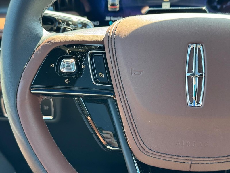 Lincoln Aviator Vehicle Full-screen Gallery Image 22