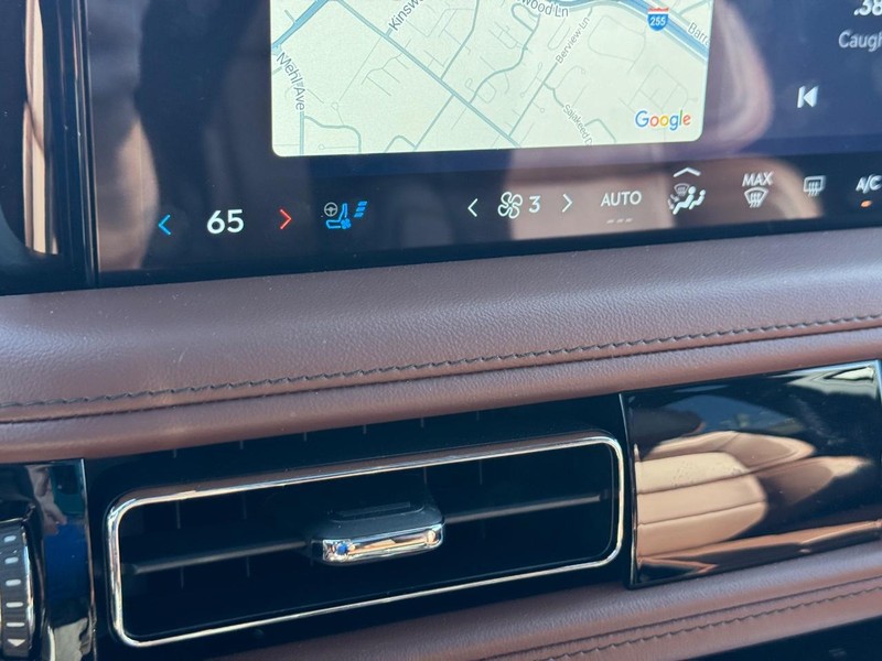 Lincoln Aviator Vehicle Full-screen Gallery Image 25
