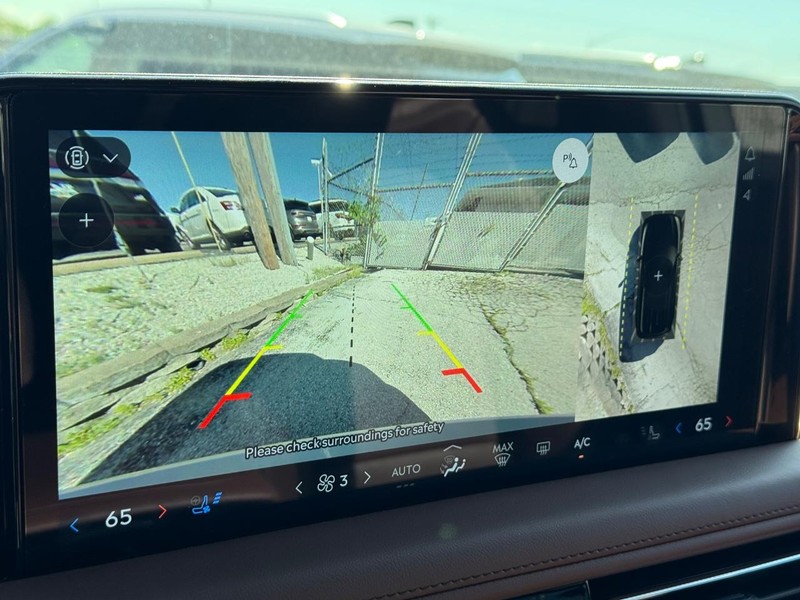 Lincoln Aviator Vehicle Full-screen Gallery Image 26