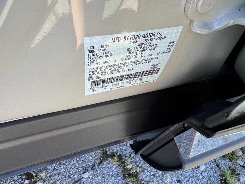 Lincoln Aviator Vehicle Full-screen Gallery Image 27