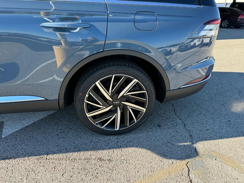 Lincoln Aviator Vehicle Full-screen Gallery Image 10