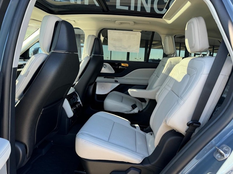 Lincoln Aviator Vehicle Full-screen Gallery Image 11