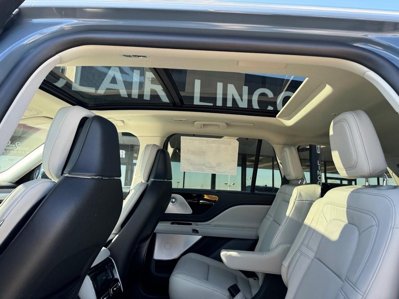 Lincoln Aviator Vehicle Full-screen Gallery Image 12