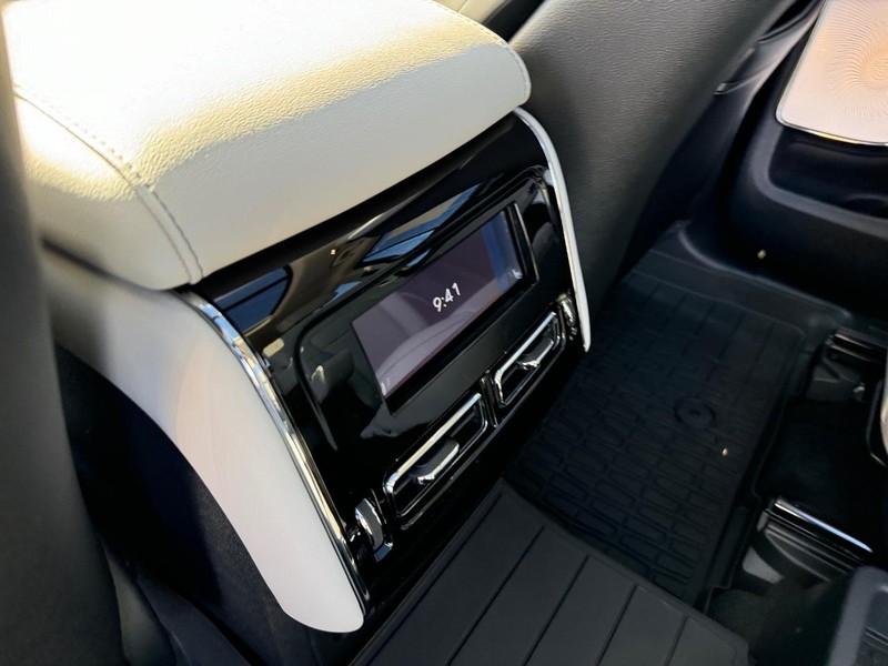 Lincoln Aviator Vehicle Full-screen Gallery Image 13