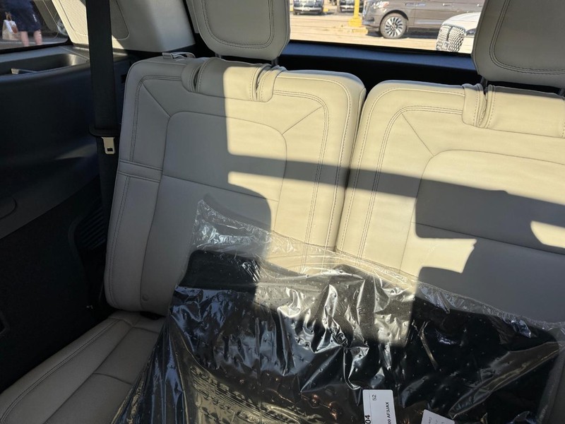 Lincoln Aviator Vehicle Full-screen Gallery Image 14