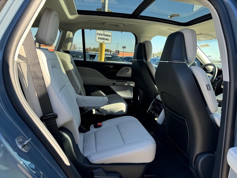Lincoln Aviator Vehicle Full-screen Gallery Image 15