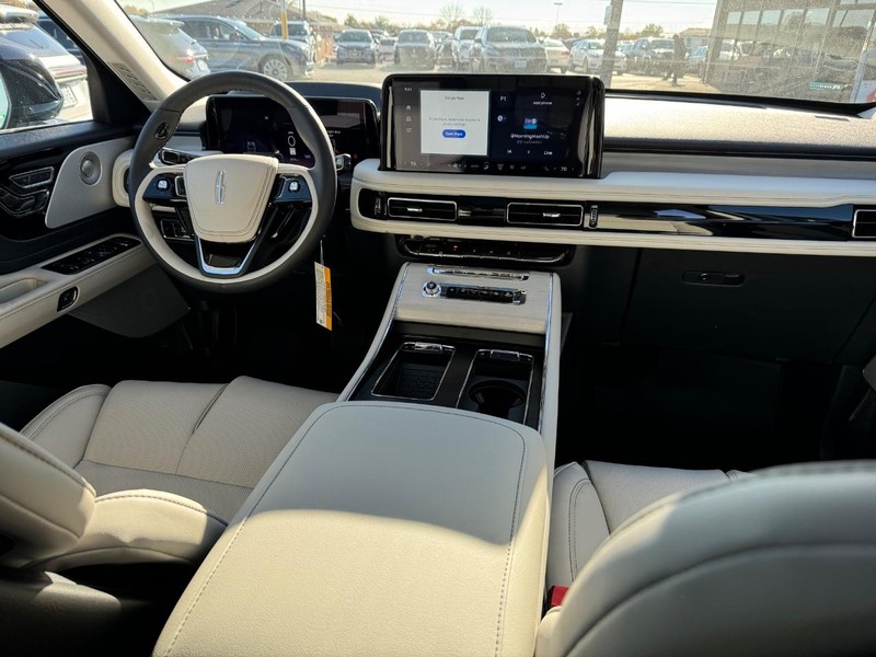 Lincoln Aviator Vehicle Full-screen Gallery Image 16