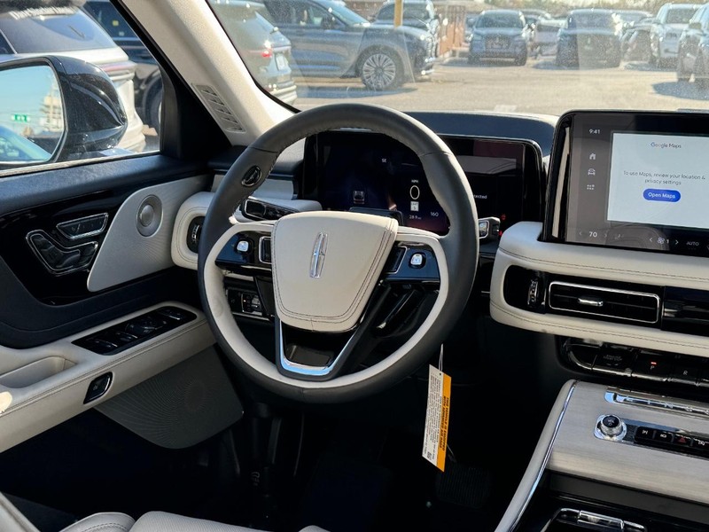 Lincoln Aviator Vehicle Full-screen Gallery Image 18