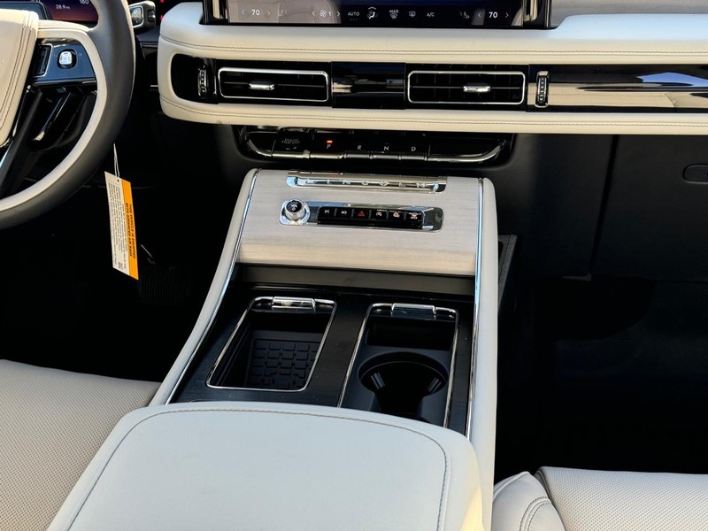 Lincoln Aviator Vehicle Full-screen Gallery Image 19