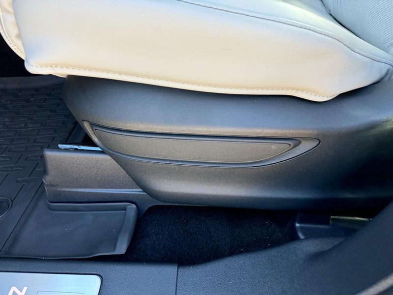 Lincoln Aviator Vehicle Full-screen Gallery Image 20