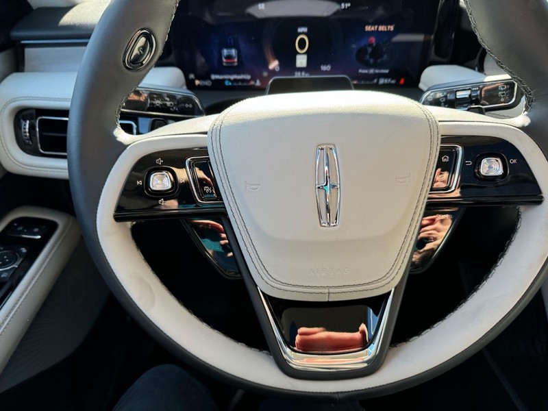 Lincoln Aviator Vehicle Full-screen Gallery Image 22