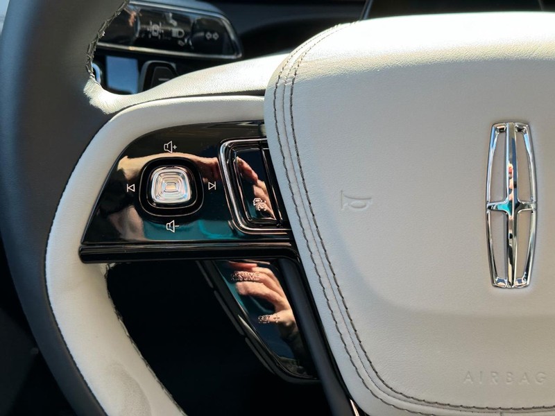 Lincoln Aviator Vehicle Full-screen Gallery Image 23