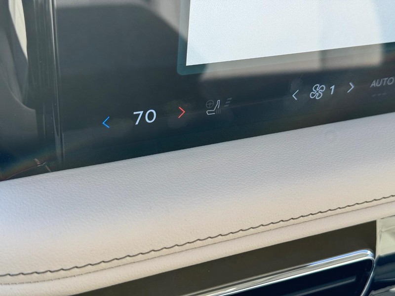 Lincoln Aviator Vehicle Full-screen Gallery Image 24