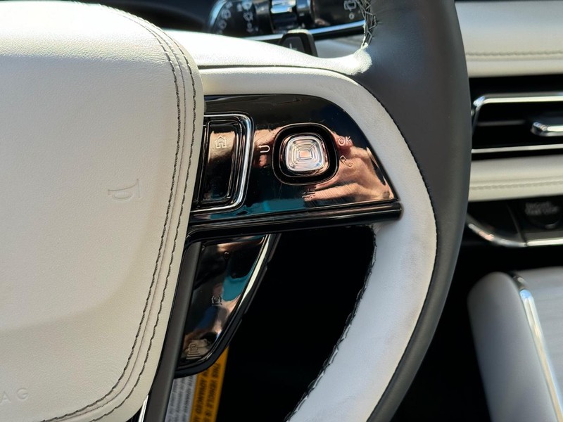 Lincoln Aviator Vehicle Full-screen Gallery Image 25