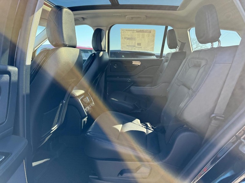Lincoln Aviator Vehicle Full-screen Gallery Image 11