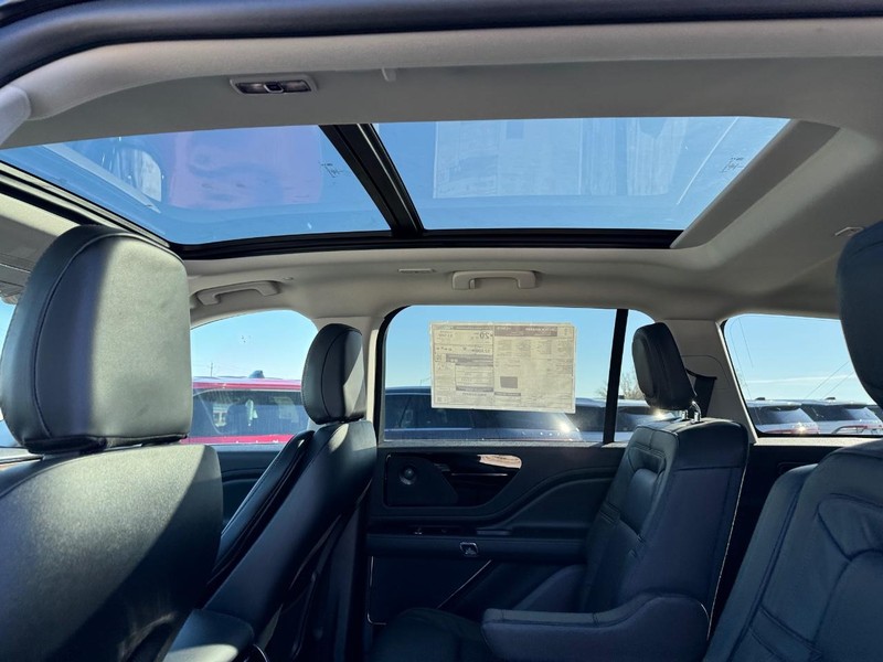Lincoln Aviator Vehicle Full-screen Gallery Image 12