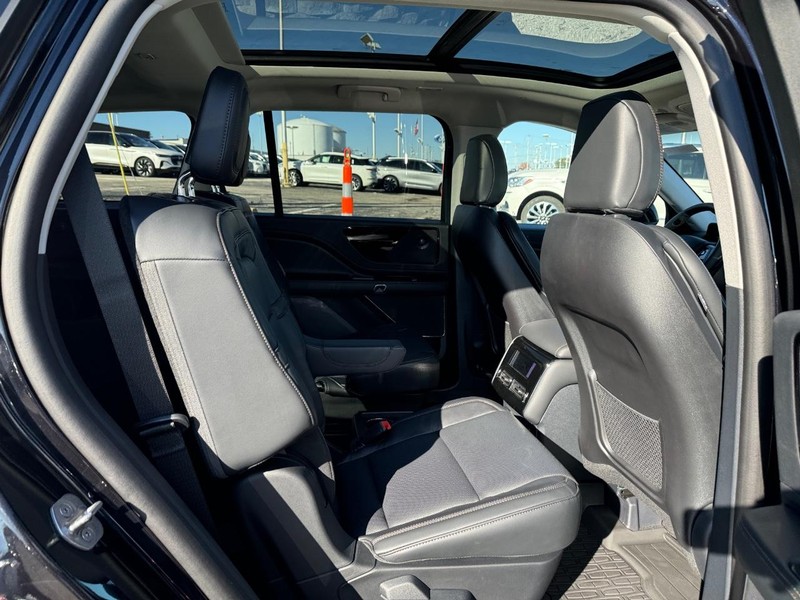 Lincoln Aviator Vehicle Full-screen Gallery Image 15