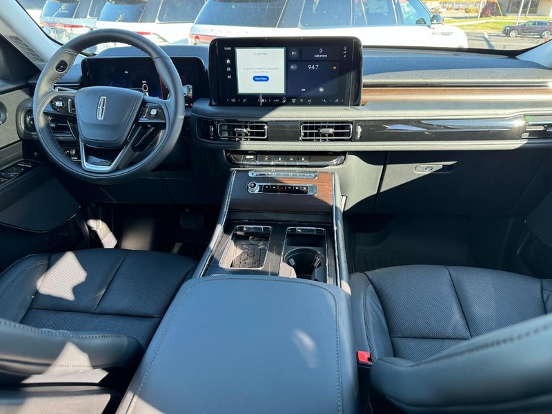 Lincoln Aviator Vehicle Full-screen Gallery Image 16