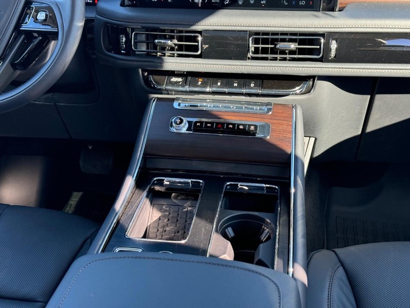Lincoln Aviator Vehicle Full-screen Gallery Image 19