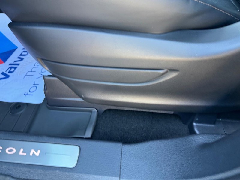 Lincoln Aviator Vehicle Full-screen Gallery Image 20