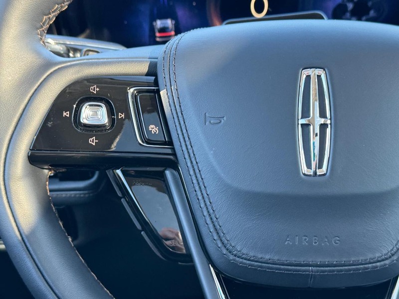Lincoln Aviator Vehicle Full-screen Gallery Image 24