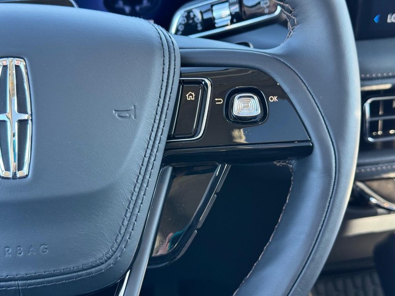 Lincoln Aviator Vehicle Full-screen Gallery Image 25