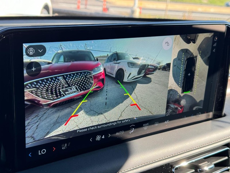 Lincoln Aviator Vehicle Full-screen Gallery Image 27