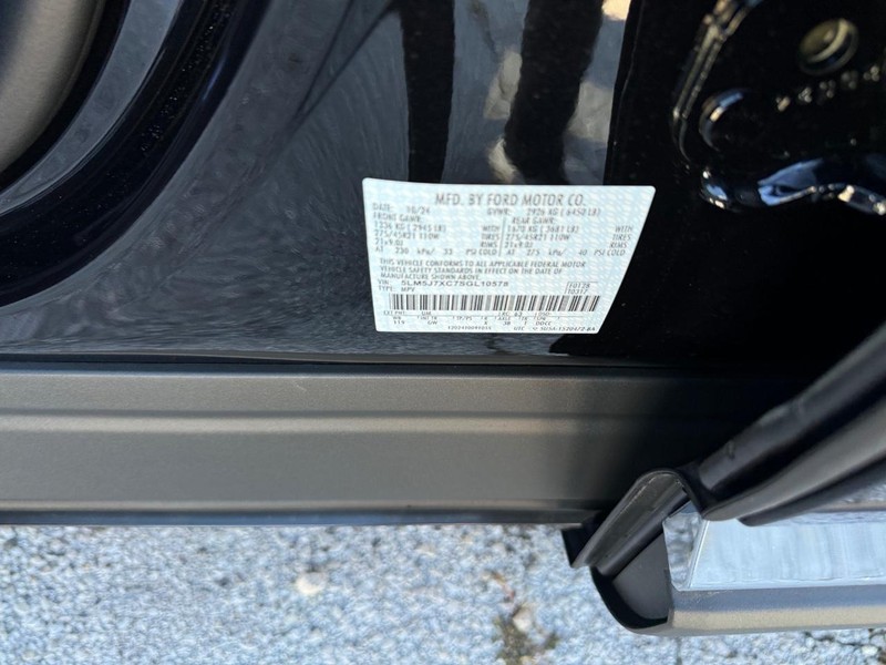 Lincoln Aviator Vehicle Full-screen Gallery Image 28