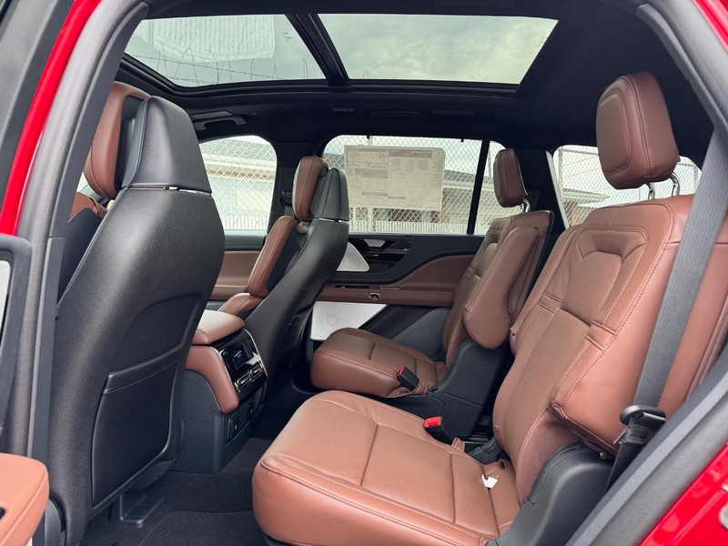 Lincoln Aviator Vehicle Full-screen Gallery Image 11