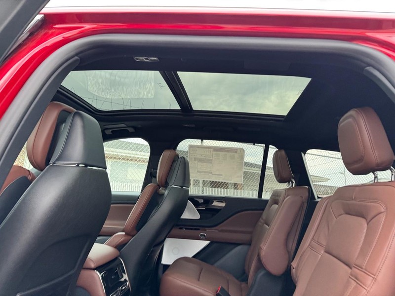 Lincoln Aviator Vehicle Full-screen Gallery Image 12