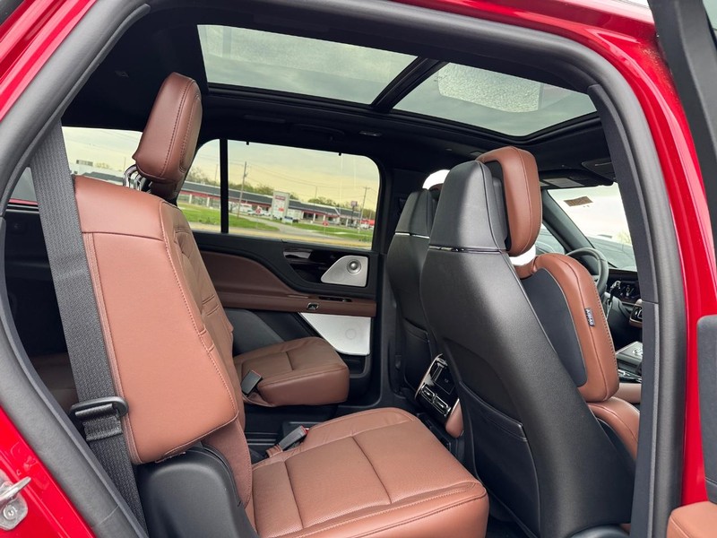 Lincoln Aviator Vehicle Full-screen Gallery Image 15