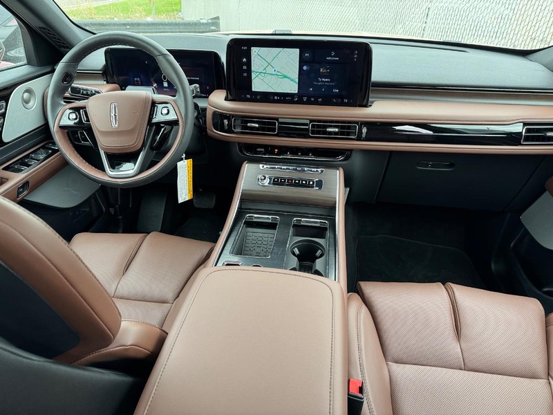 Lincoln Aviator Vehicle Full-screen Gallery Image 16
