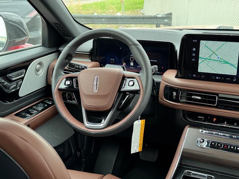 Lincoln Aviator Vehicle Full-screen Gallery Image 17