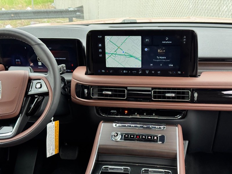 Lincoln Aviator Vehicle Full-screen Gallery Image 18