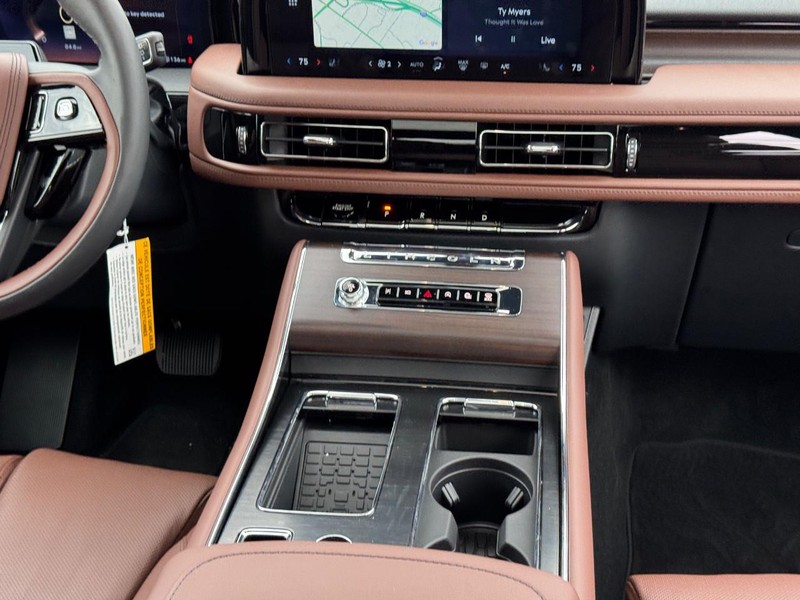 Lincoln Aviator Vehicle Full-screen Gallery Image 19