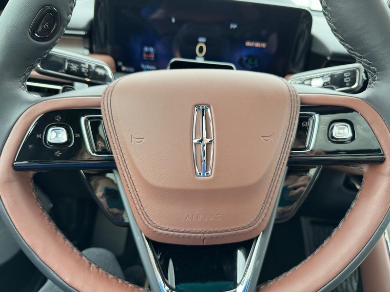 Lincoln Aviator Vehicle Full-screen Gallery Image 23