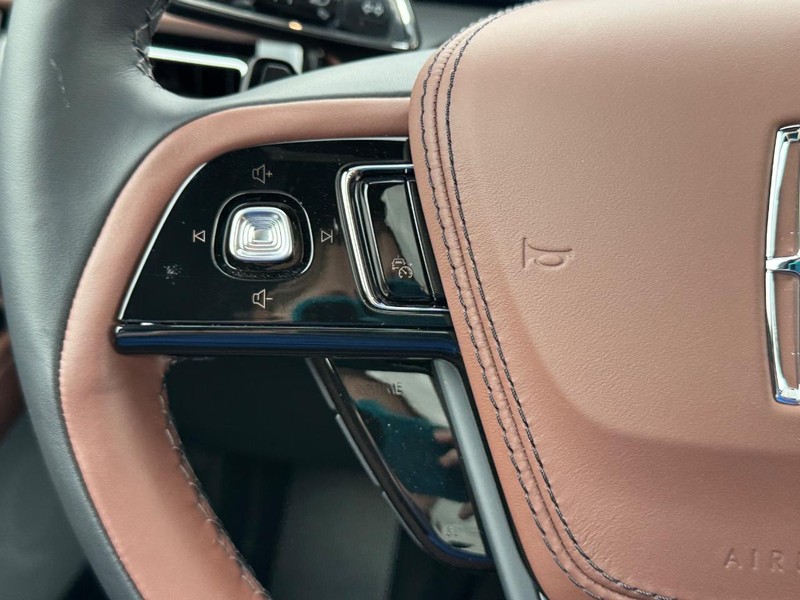 Lincoln Aviator Vehicle Full-screen Gallery Image 24