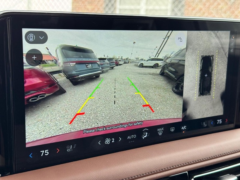 Lincoln Aviator Vehicle Full-screen Gallery Image 28