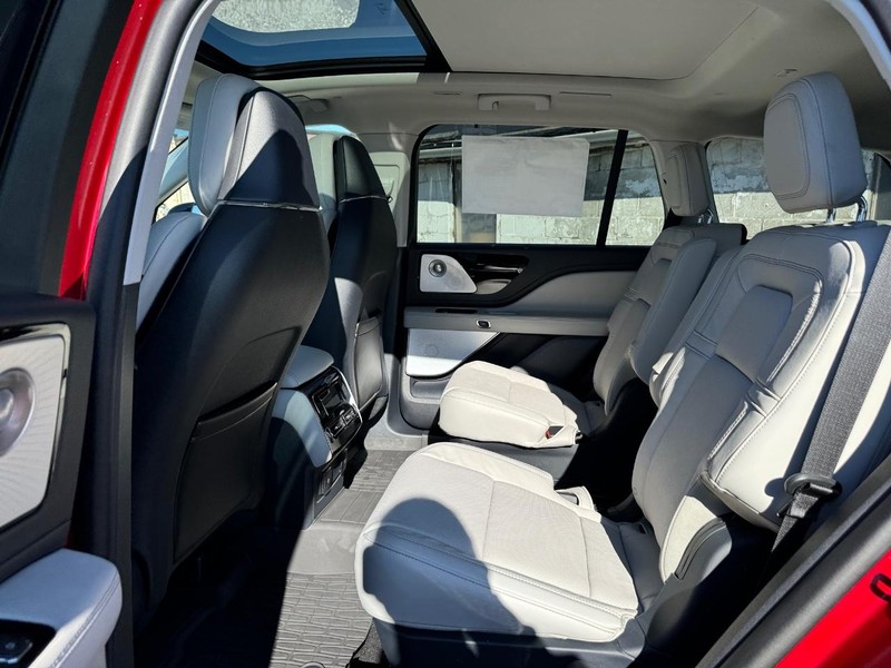 Lincoln Aviator Vehicle Full-screen Gallery Image 11