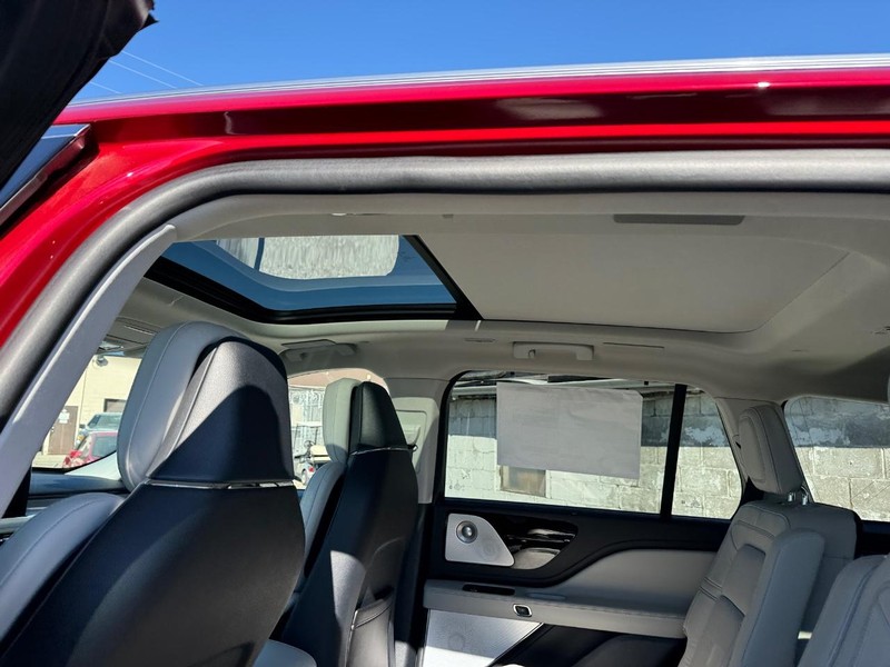 Lincoln Aviator Vehicle Full-screen Gallery Image 12