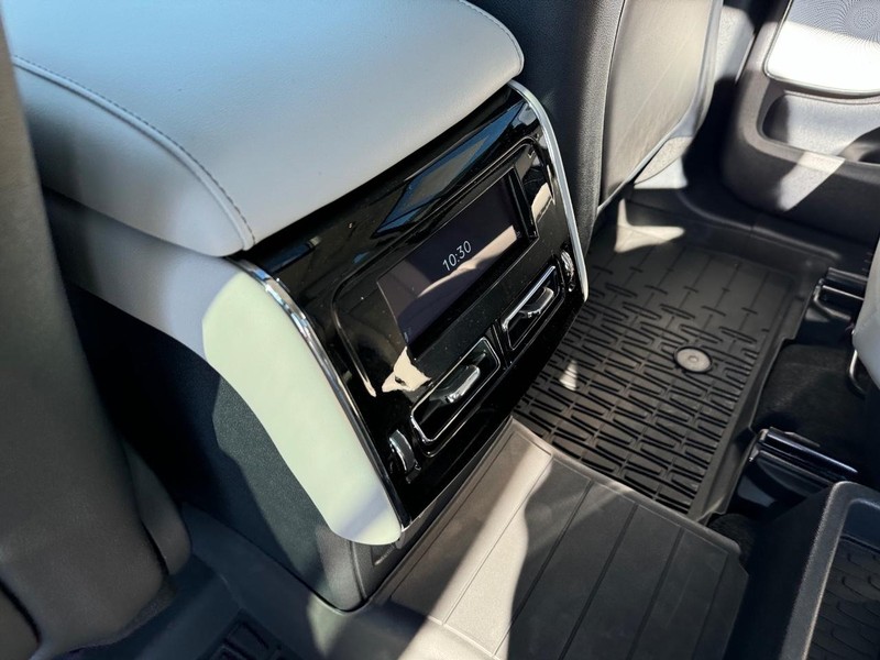 Lincoln Aviator Vehicle Full-screen Gallery Image 13