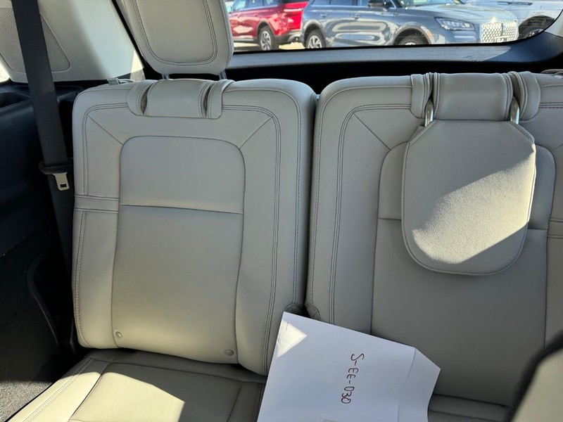 Lincoln Aviator Vehicle Full-screen Gallery Image 14