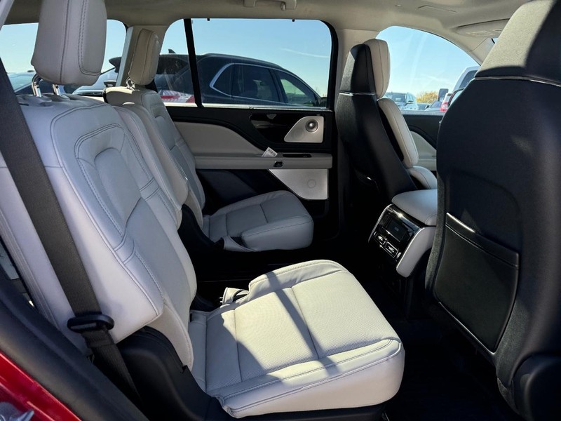 Lincoln Aviator Vehicle Full-screen Gallery Image 15