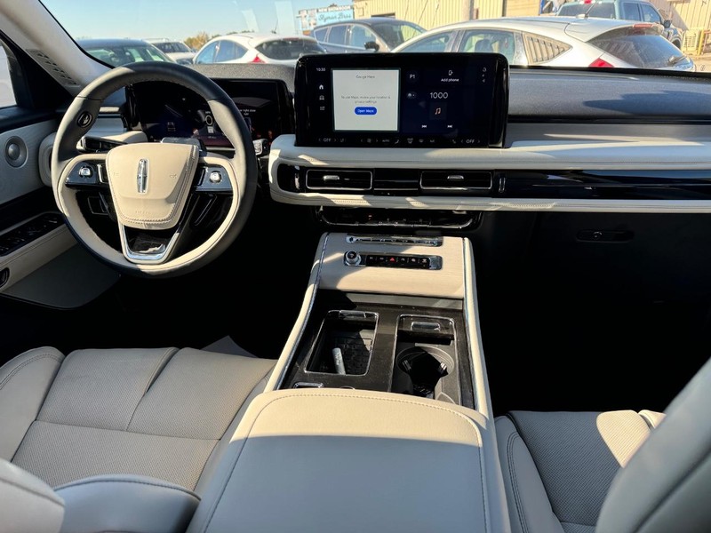 Lincoln Aviator Vehicle Full-screen Gallery Image 16