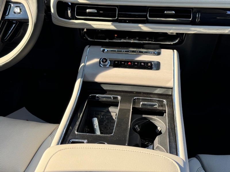 Lincoln Aviator Vehicle Full-screen Gallery Image 19