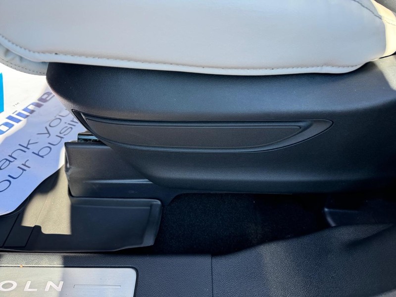 Lincoln Aviator Vehicle Full-screen Gallery Image 20