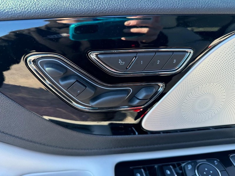 Lincoln Aviator Vehicle Full-screen Gallery Image 22