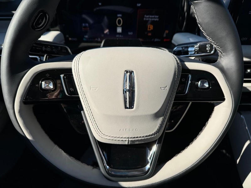 Lincoln Aviator Vehicle Full-screen Gallery Image 23