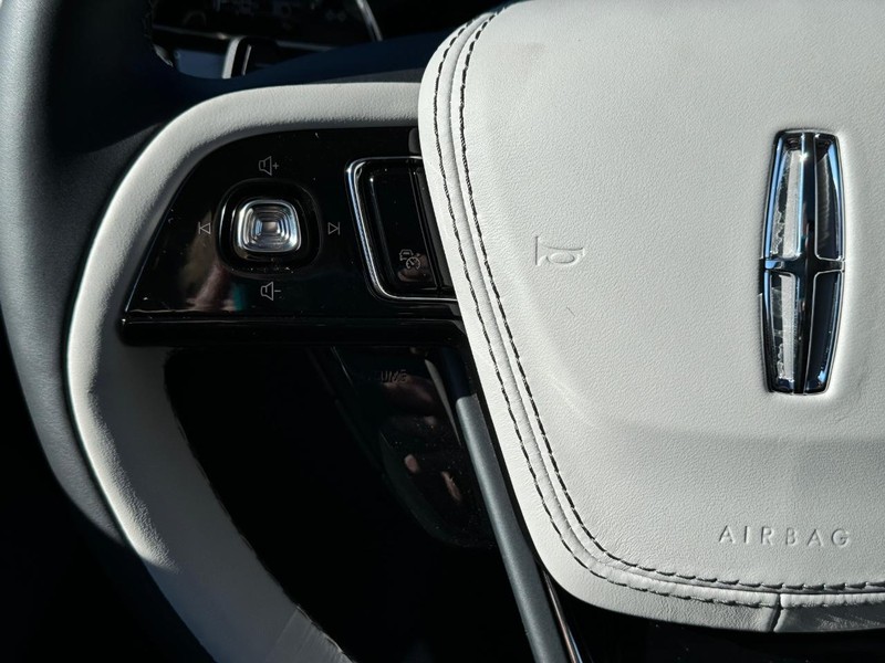 Lincoln Aviator Vehicle Full-screen Gallery Image 24
