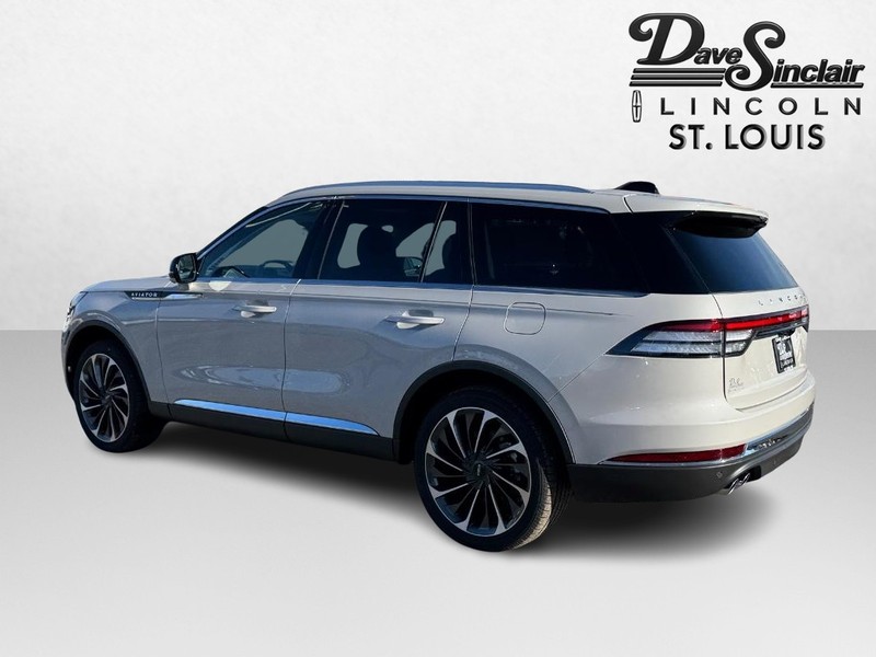 Lincoln Aviator Vehicle Full-screen Gallery Image 03